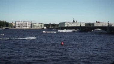 Saint-Petersburg görünümü Neva nehrinde