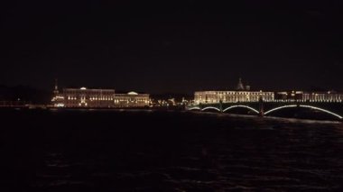 Saint-Petersburg görünümü Neva nehrinde