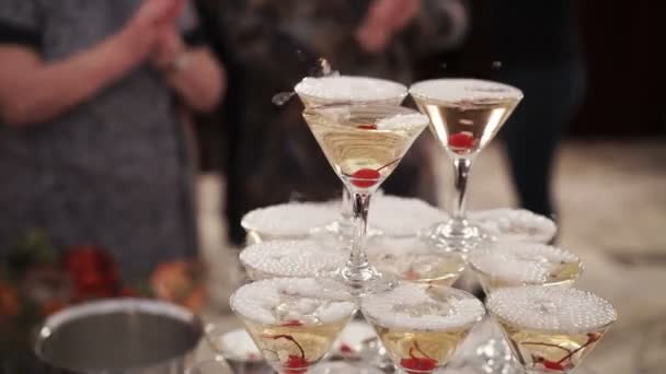 Люди берут бокал шампанского из пирамиды — стоковое видео