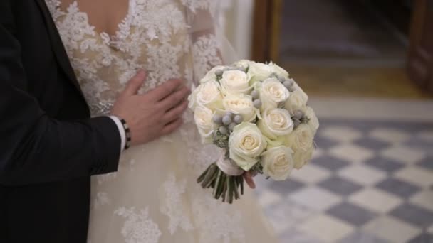 Noiva e noivo abraçando lentidão — Vídeo de Stock