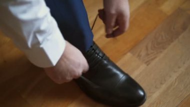 Ayakkabı bağcıkları bağlayan adam