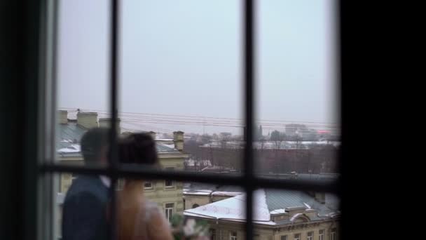 Молода мила пара обіймається на балконі — стокове відео