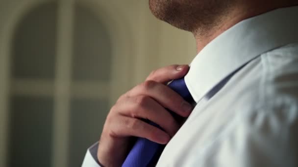 Мужчина носит синий галстук — стоковое видео