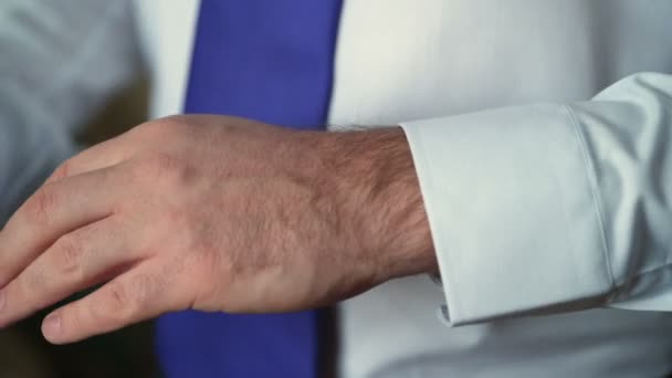 El hombre lleva reloj de pulsera — Vídeo de stock