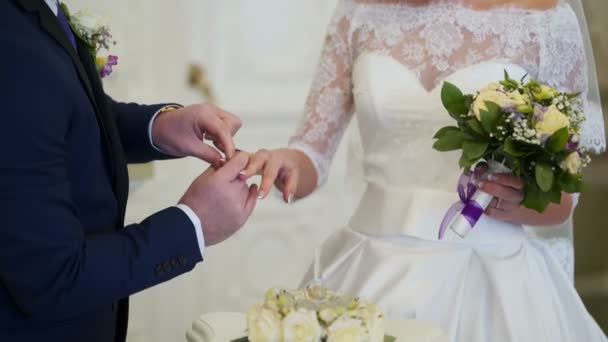Γαμπρός τοποθετεί δαχτυλίδι γάμου για τη νύφη στην τελετή — Αρχείο Βίντεο