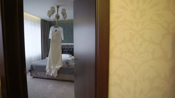 Свадебное платье в спальне — стоковое видео