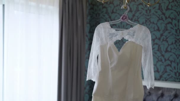 Vestido de novia en el dormitorio — Vídeo de stock