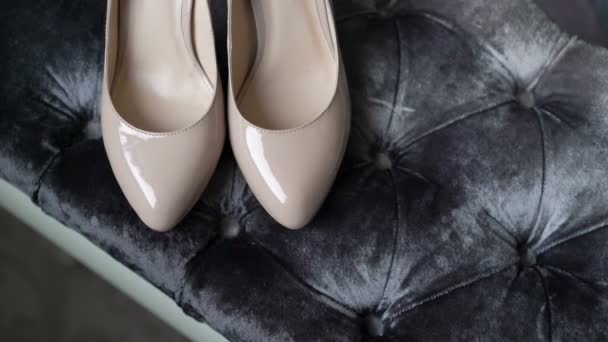 Dames schoenen op grijze stoel — Stockvideo