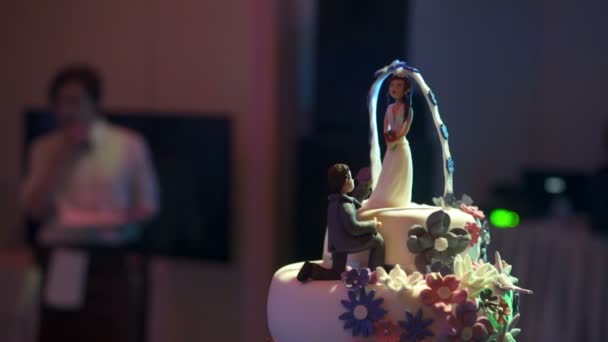 Figura de noiva e noivo no bolo de casamento — Vídeo de Stock