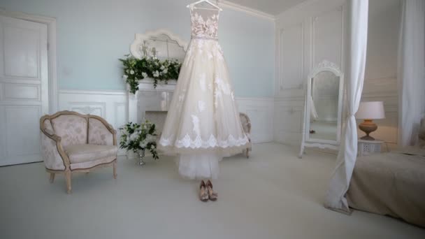 Vestido de noiva dentro de casa — Vídeo de Stock