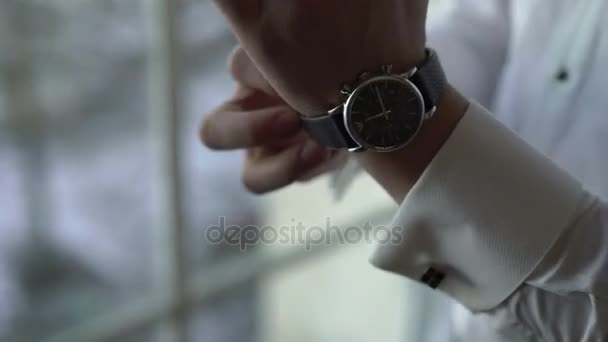 L'uomo indossa l'orologio da polso — Video Stock