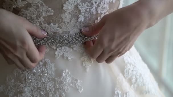 Невеста носит пояс на свадебном платье — стоковое видео