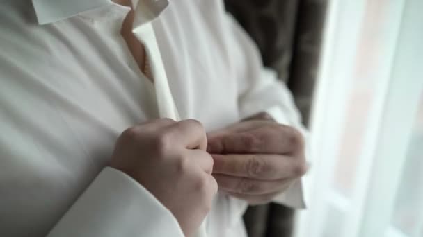 Hombre abotonando camisa blanca — Vídeo de stock