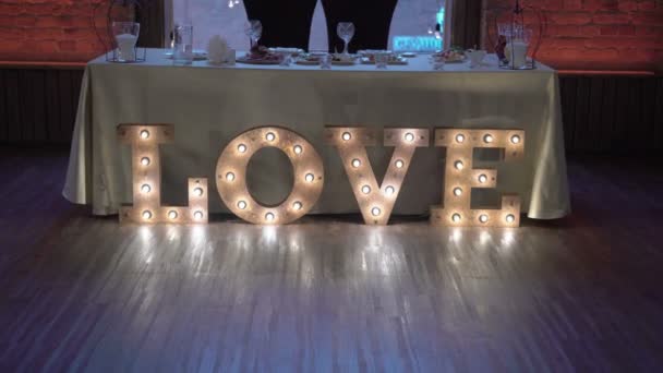 Ресторан украшения для свадьбы - знак любви, сделанный с лампами — стоковое видео
