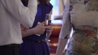 Şampanya partiye kadınla