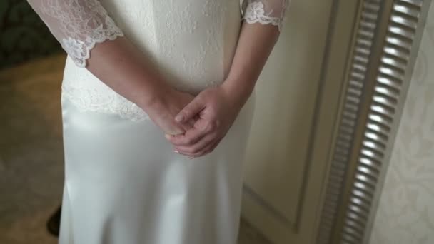 Bruden bära brudklänning — Stockvideo