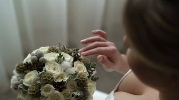 Young woman with bouquet — Stock Video
