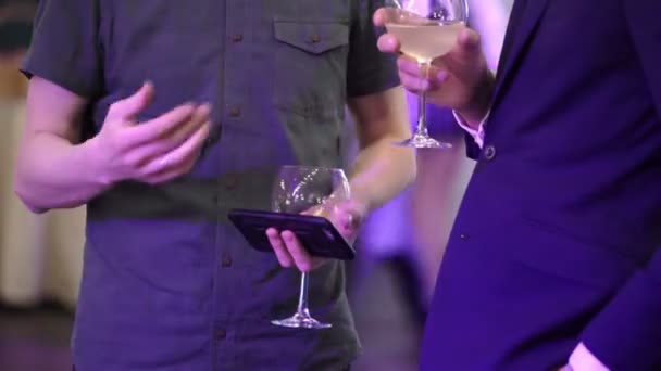 Personer med glas champagne på en part — Stockvideo