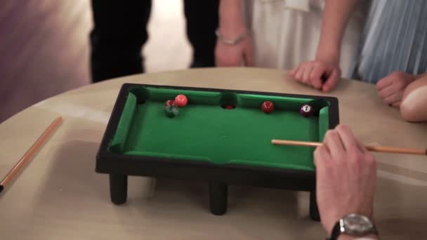 Οι άνθρωποι παίζουν τραπέζι μπιλιάρδου — Αρχείο Βίντεο
