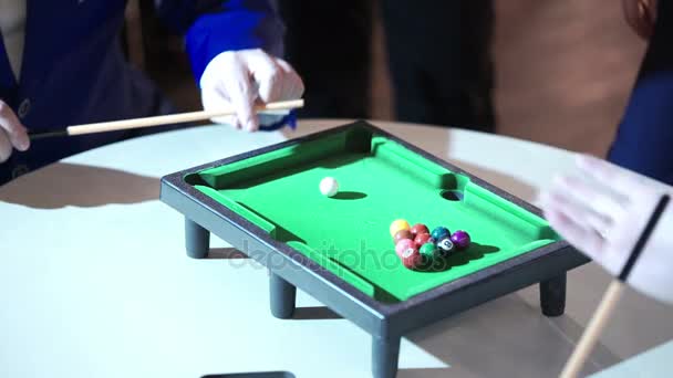 Pessoas jogando bilhar de mesa — Vídeo de Stock
