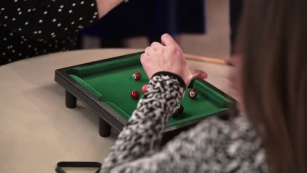 Pessoas jogando bilhar de mesa — Vídeo de Stock