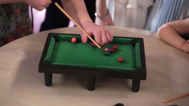 Persone che giocano a biliardo tavolo — Video Stock