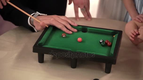 Mensen spelen tafel Biljart — Stockvideo