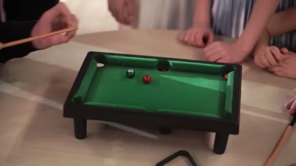 Люди грають у більярд на столі — стокове відео