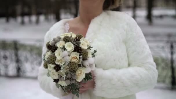 Невеста с букетом — стоковое видео