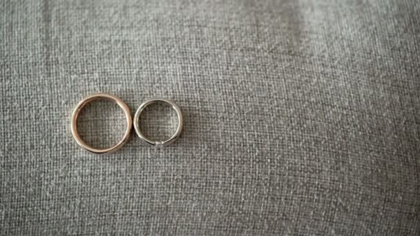 Два обручальных кольца — стоковое видео