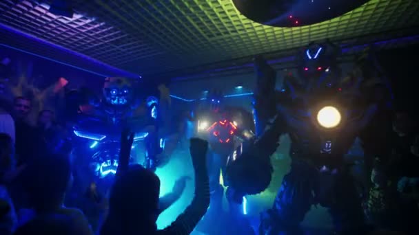 SAINT-PETERSBURG, RUSIA - 23 DE FEBRERO DE 2017: Espectáculo de robots transformadores — Vídeo de stock