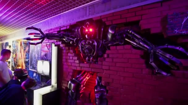 SAN PETERSBURGO, RUSIA - 23 DE FEBRERO DE 2017: Estatua de robots transformadores — Vídeo de stock