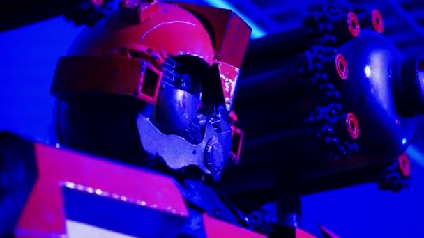 SAINT-PETERSBURG, RÚSSIA - FEVEREIRO 23, 2017: Estátua de robôs transformadores — Vídeo de Stock