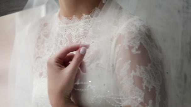 Unga oigenkännlig bruden nära fönster — Stockvideo