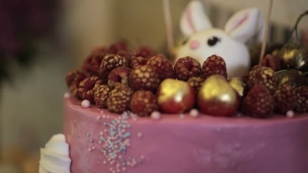축 하 케이크에 삼각형 플래그 생일 훈장 — 비디오