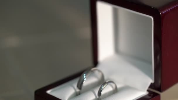 Two jewelry rings in a wooden box — Stock Video