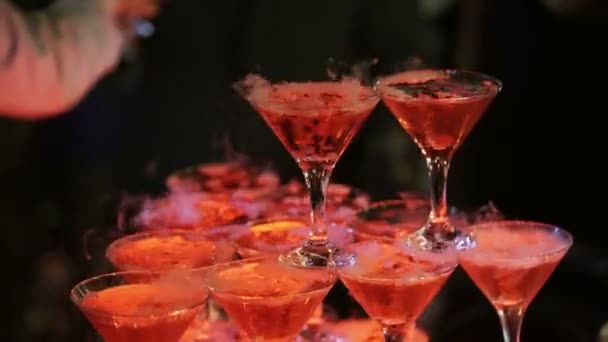 Пирамида шампанского на вечеринке — стоковое видео