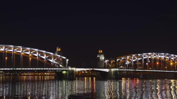 Most zwodzony w nocy w mieście — Wideo stockowe