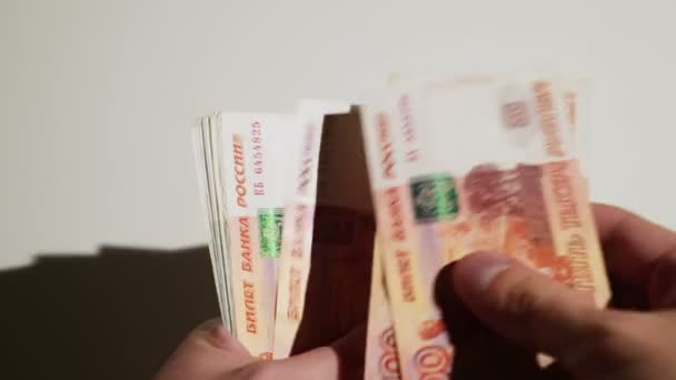 Pessoa contando dinheiro russo — Vídeo de Stock