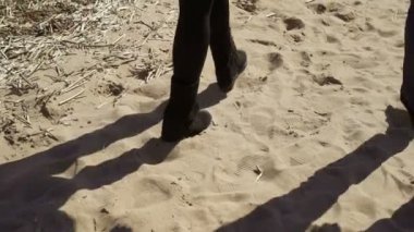 Genç bir çift sahilde yürüyor.