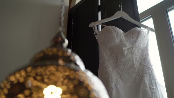 Свадебное платье в спальне — стоковое видео