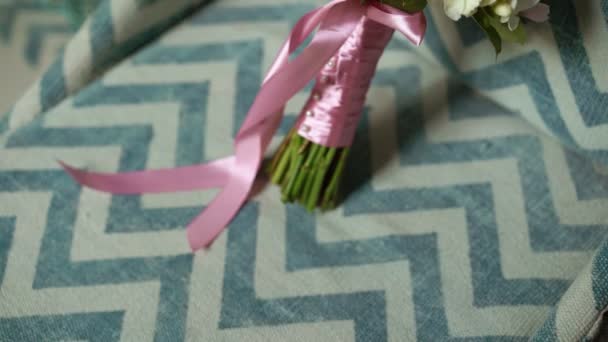Bouquet de mariée sur chaise — Video