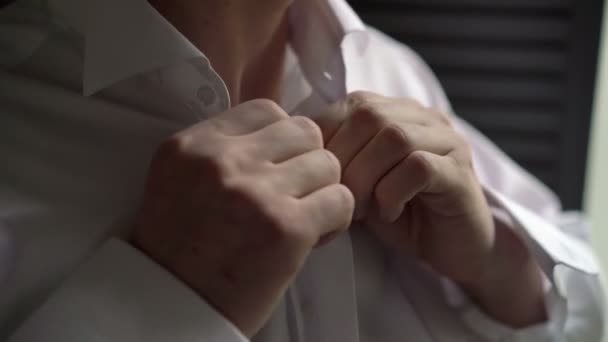 Mannen bär vit skjorta — Stockvideo