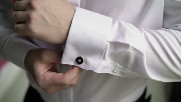 L'homme porte des boutons de manchette blancs — Video
