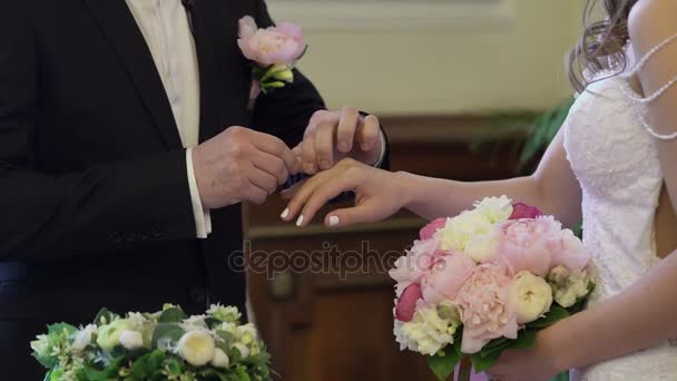 Recién casados con anillos de boda en la ceremonia — Vídeos de Stock