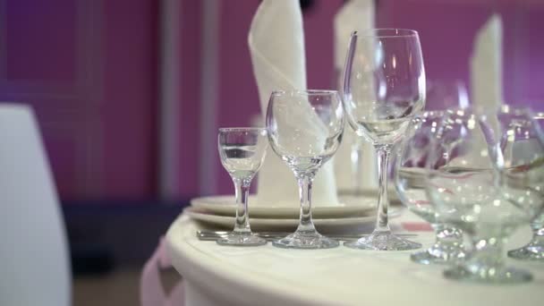 Glasses on table in restaurant — Stock Video