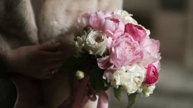 Buket peonies gelin elinde ile
