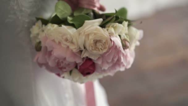 Strauß mit Pfingstrosen in den Händen der Braut — Stockvideo
