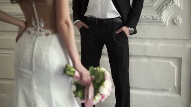 Belle mariée femme en robe blanche restant avec bouquet — Video