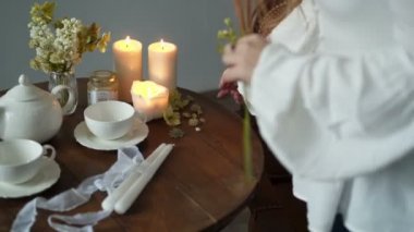 Genç kadın tablo çiçeklerle dekorasyon